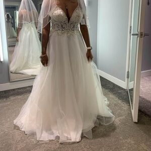 Never Worn Wedding Dress